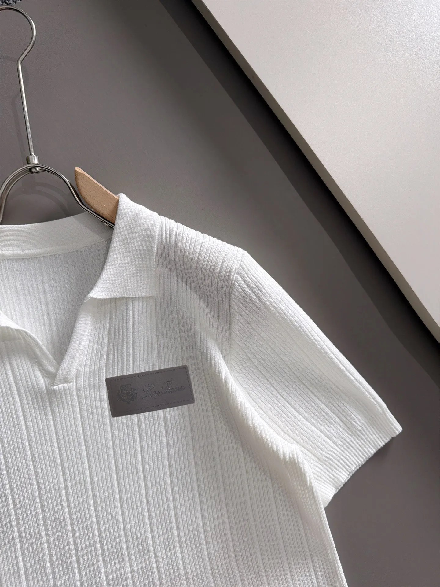 LP 36ss New Arrival men's short-sleeved T-shirt, complete with three labels, made of special high-weight linen yarn, feels substantial when weighed, and the upper body is more textured than ordinary T-shirts. This texture can cope with the weather and is suitable for both hot and cold conditions. Loose fit design, looks noble. Size: M to 3XL